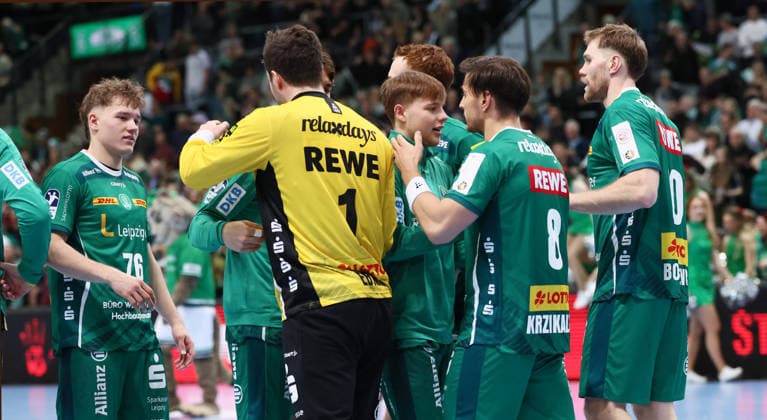 Leipzig, 30.11.2025, Arena Leipzig, Handball, Bundesliga, 14.Spieltag , SC DHfK Leipzig vs. TSV Hannover - Burgdorf 27:27 (13:13) , Im Bild; Leipzig freut sich nach dem Spiel über den Punktgewinn. , Nur zur redaktionellen Nutzung. Only editorial use. , DHB HBL regulations prohibit any use of photographs as image sequences and or quasi-video. ,