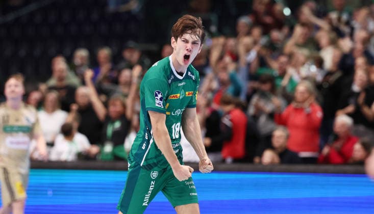 Leipzig, 30.11.2025, Arena Leipzig, Handball, Bundesliga, 14.Spieltag , SC DHfK Leipzig vs. TSV Hannover - Burgdorf 27:27 (13:13) , Im Bild; Leipzig freut sich nach dem Spiel über den Punktgewinn. Staffan Peter (18, Leipzig). , Nur zur redaktionellen Nutzung. Only editorial use. , DHB HBL regulations prohibit any use of photographs as image sequences and or quasi-video. ,