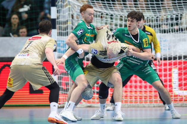 30.11.2025, xtgx, Handball, Daikin HBL, SC DHfK Leipzig - TSV Hannover Burgdorf v.l. Tomas Piroch (Leipzig), Justus Fischer (Hannover, 54), Matej Klima (Leipzig, 13) Zweikampf, Duell, Kampf, tackle Leipzig