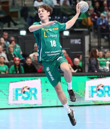 Leipzig, 30.11.2025, Arena Leipzig, Handball, Bundesliga, 14.Spieltag , SC DHfK Leipzig vs. TSV Hannover - Burgdorf, Im Bild; Staffan Peter (18, Leipzig). , Nur zur redaktionellen Nutzung. Only editorial use. , DHB HBL regulations prohibit any use of photographs as image sequences and or quasi-video. ,