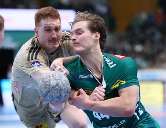 Leipzig, 30.11.2025, Arena Leipzig, Handball, Bundesliga, 14.Spieltag , SC DHfK Leipzig vs. TSV Hannover - Burgdorf, Im Bild von links; Lukas Stutzke ( 39, Hannover), Blaer Hinriksson (44, Leipzig). , Nur zur redaktionellen Nutzung. Only editorial use. , DHB HBL regulations prohibit any use of photographs as image sequences and or quasi-video. ,