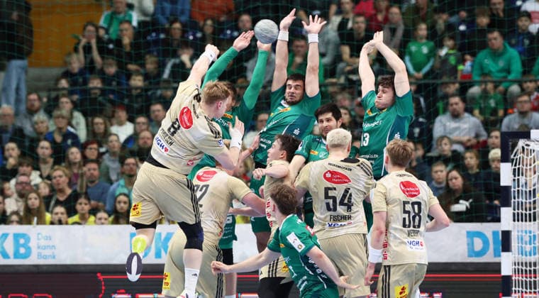 Leipzig, 30.11.2025, Arena Leipzig, Handball, Bundesliga, 14.Spieltag , SC DHfK Leipzig vs. TSV Hannover - Burgdorf, Im Bild; Vilhelm Poulsen ( 9, Hannover) beim Torwurf gegen die Leipziger Mauer. , Nur zur redaktionellen Nutzung. Only editorial use. , DHB HBL regulations prohibit any use of photographs as image sequences and or quasi-video. ,