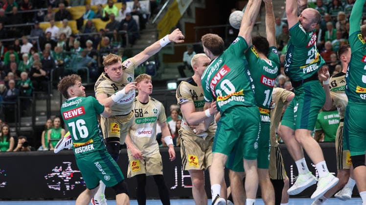Leipzig, 30.11.2025, Arena Leipzig, Handball, Bundesliga, 14.Spieltag , SC DHfK Leipzig vs. TSV Hannover - Burgdorf, Im Bild; Vilhelm Poulsen ( 9, Hannover) beim Torwurf gegen die Leipziger Mauer. , Nur zur redaktionellen Nutzung. Only editorial use. , DHB HBL regulations prohibit any use of photographs as image sequences and or quasi-video. ,