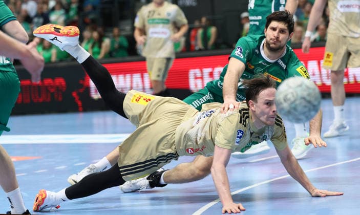 Leipzig, 30.11.2025, Arena Leipzig, Handball, Bundesliga, 14.Spieltag , SC DHfK Leipzig vs. TSV Hannover - Burgdorf, Im Bild von links; Leif Tissier ( 7, Hannover), Marko Mamic (14, Leipzig). , Nur zur redaktionellen Nutzung. Only editorial use. , DHB HBL regulations prohibit any use of photographs as image sequences and or quasi-video. ,