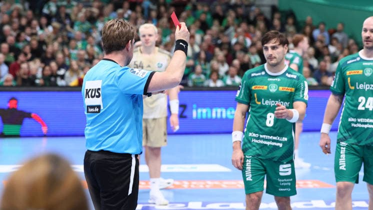 Leipzig, 30.11.2025, Arena Leipzig, Handball, Bundesliga, 14.Spieltag , SC DHfK Leipzig vs. TSV Hannover - Burgdorf, Im Bild; Rote Karte für Lucas Krzikalla (8, Leipzig). , Nur zur redaktionellen Nutzung. Only editorial use. , DHB HBL regulations prohibit any use of photographs as image sequences and or quasi-video. ,