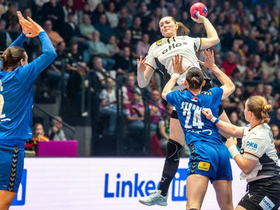 Viola Leuchter (Deutschland, 77) wirft aus dem Rueckraum, Deutschland vs. Serbien, Handball, Weltmeisterschaft, Frauen, Spielzeit 2025 2026, 30.11.2025, Deutschland vs. Serbien, Handball, Weltmeisterschaft, Frauen, Spielzeit 2025 2026, 30.11.2025 Stuttgart Copyright: xEibner-Pressefoto MichaelxSchmidx EP_MST