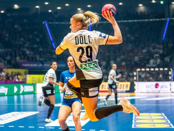 Antje Doell (Deutschland, 29) von aussen, Deutschland vs. Serbien, Handball, Weltmeisterschaft, Frauen, Spielzeit 2025 2026, 30.11.2025, Deutschland vs. Serbien, Handball, Weltmeisterschaft, Frauen, Spielzeit 2025 2026, 30.11.2025 Stuttgart Copyright: xEibner-Pressefoto MichaelxSchmidx EP_MST