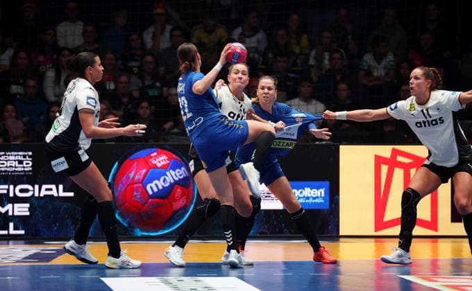 30.11.2025, Deutschland, Stuttgart, F27th IHF Women s World Championship, WM, Weltmeisterschaft 2025, Deutschland vs. Serbien, v.l. Amie von Pereira (GER), Jovana Jovovic (SRB), Emily Vogel (GER), Sanja Radosavljevic (SRB), Xenia Smits (GER)