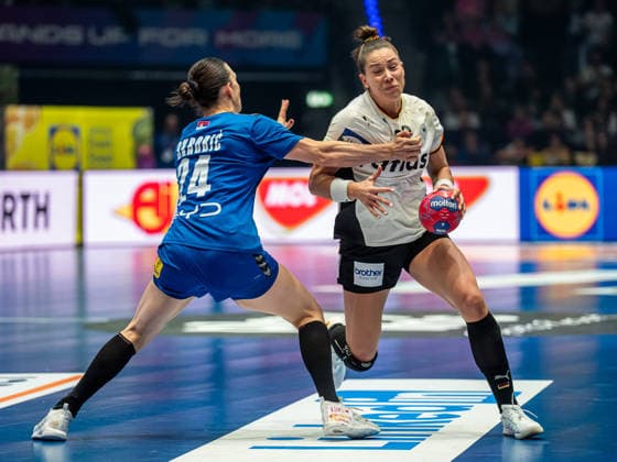 Emily Vogel (Deutschland, 20) im Zweikampf mit Jovana Skrobic (Serbien, 24), Deutschland vs. Serbien, Handball, Weltmeisterschaft, Frauen, Spielzeit 2025 2026, 30.11.2025, Deutschland vs. Serbien, Handball, Weltmeisterschaft, Frauen, Spielzeit 2025 2026, 30.11.2025 Stuttgart Copyright: xEibner-Pressefoto MichaelxSchmidx EP_MST