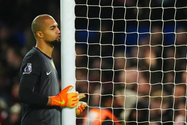 Chelsea goalkeeper Robert Sanchez kisses his post at the start of the second half Chelsea v Arsenal, Premier League, Football, Stamford Bridge, London, UK - 30 Nov 2025London Stamford Bridge United Kingdom EDITORIAL USE ONLY No use with unauthorised audio, video, data, fixture lists, club league logos or live services. Online in-match use limited to 120 images, no video emulation. No use in betting, games or single club league player publications. Copyright: xJavierxGarcia Shutterstockx 15941788af