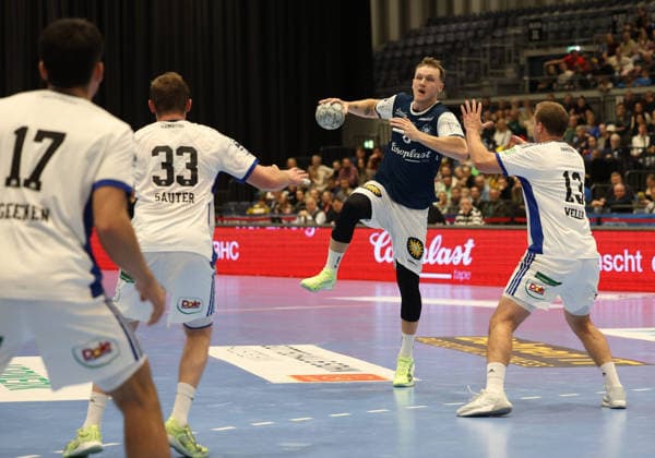 v.l. Kaj Geenen (Handball Sportverein Hamburg 17), Moritz Sauter (Handball Sportverein Hamburg 33),Nico Schoettle (Bergischer HC 08) , Niklas Weller (Handball Sportverein Hamburg 13) Bergischer HC 06 vs. Handball Sportverein Hamburg, 14. Spieltag, Handball, DAIKIN HBL, Spielzeit 2025 2026, 30.11.2025 Bergischer HC 06 vs. Handball Sportverein Hamburg, 14. Spieltag, Handball, DAIKIN HBL, Spielzeit 2025 2026, 30.11.2025 Duesseldorf Copyright: xEibner-Pressefoto ThomasxStoeckerx EP_TSR
