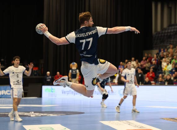 Johannes Wasielewski (Bergischer HC 77) im Hintergrund Elias Kofler (Handball Sportverein Hamburg 06), Tom Gadza (Handball Sportverein Hamburg 02) Bergischer HC 06 vs. Handball Sportverein Hamburg, 14. Spieltag, Handball, DAIKIN HBL, Spielzeit 2025 2026, 30.11.2025 Bergischer HC 06 vs. Handball Sportverein Hamburg, 14. Spieltag, Handball, DAIKIN HBL, Spielzeit 2025 2026, 30.11.2025 Duesseldorf Copyright: xEibner-Pressefoto ThomasxStoeckerx EP_TSR