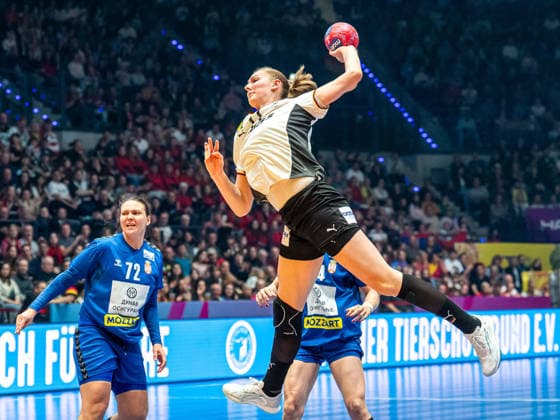 Viola Leuchter (Deutschland, 77) steht hoch in der Luft, Deutschland vs. Serbien, Handball, Weltmeisterschaft, Frauen, Spielzeit 2025 2026, 30.11.2025, Deutschland vs. Serbien, Handball, Weltmeisterschaft, Frauen, Spielzeit 2025 2026, 30.11.2025 Stuttgart Copyright: xEibner-Pressefoto MichaelxSchmidx EP_MST