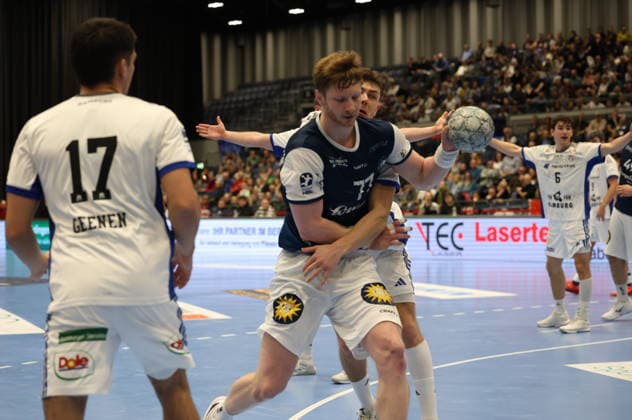 v.l. Kaj Geenen (Handball Sportverein Hamburg 17), Johannes Wasielewski (Bergischer HC 77), Nocolaj Jorgensen (Handball Sportverein Hamburg 11), Elias Kofler (Handball Sportverein Hamburg 06) Bergischer HC 06 vs. Handball Sportverein Hamburg, 14. Spieltag, Handball, DAIKIN HBL, Spielzeit 2025 2026, 30.11.2025 Bergischer HC 06 vs. Handball Sportverein Hamburg, 14. Spieltag, Handball, DAIKIN HBL, Spielzeit 2025 2026, 30.11.2025 Duesseldorf Copyright: xEibner-Pressefoto ThomasxStoeckerx EP_TSR