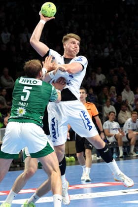 DEU, DHB, 1.HBL, Fuechse Berlin vs. TBV Lemgo Lippe , 30.11.2025, Max-Schmeling-Halle, Berlin, DEU, DHB, 1.HBL, Fuechse Berlin vs. TBV Lemgo Lippe , im Bild Max Darj (Fuechse Berlin 5), Lukas Hutecek (Lemgo 2)