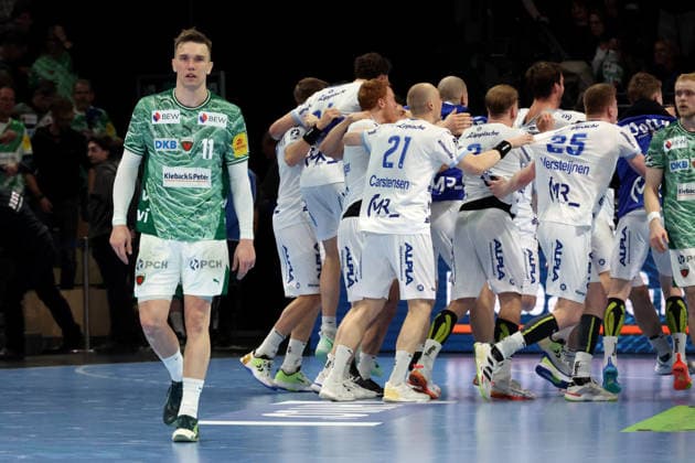 DEU, DHB, 1.HBL, Fuechse Berlin vs. TBV Lemgo Lippe , 30.11.2025, Max-Schmeling-Halle, Berlin, DEU, DHB, 1.HBL, Fuechse Berlin vs. TBV Lemgo Lippe , im Bild Lemgoer-Spielerkreis, Lasse Andersson (Fuechse Berlin 11)