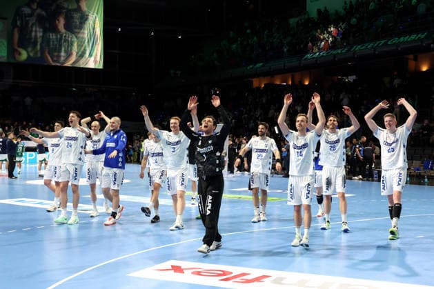 DEU, DHB, 1.HBL, Fuechse Berlin vs. TBV Lemgo Lippe , 30.11.2025, Max-Schmeling-Halle, Berlin, DEU, DHB, 1.HBL, Fuechse Berlin vs. TBV Lemgo Lippe , im Bild Lemgoer-Spielerkreis