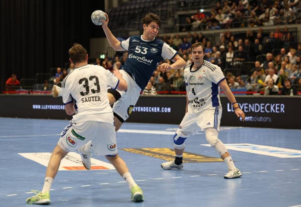 v.l. Moritz Sauter (Handball Sportverein Hamburg 33), Sören Steinhaus (Bergischer HC 53), Andreas Magaard (Handball Sportverein Hamburg 04) Bergischer HC 06 vs. Handball Sportverein Hamburg, 14. Spieltag, Handball, DAIKIN HBL, Spielzeit 2025 2026, 30.11.2025 Bergischer HC 06 vs. Handball Sportverein Hamburg, 14. Spieltag, Handball, DAIKIN HBL, Spielzeit 2025 2026, 30.11.2025 Duesseldorf Copyright: xEibner-Pressefoto ThomasxStoeckerx EP_TSR