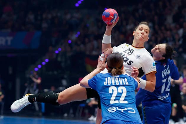 l.-r.: Jovana Jovovic (Serbia, 22), Emily Vogel (DHB, 20) and Dragana Cvijic (Serbia, 72), 30.11.2025, 27TH IHF Womens Handball World Championship, WM, Weltmeisterschaft 2025, Germany - Serbia, GER, Stuttgart, Porsche Arena Copyright: HMBxMedia xHeikoxBecker