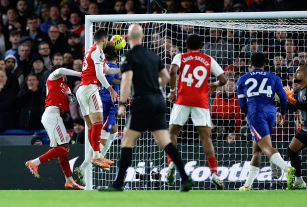 Mikel Merino of Arsenal rises at the back post to score with a header to make it 1-1 Chelsea v Arsenall, Football, Premier League, Stamford Bridge Stadium, London, UK, 30 11 25 EDITORIAL USE ONLY No use with unauthorised audio, video, data, fixture lists (outside the EU), club league logos or live services. Online in-match use limited to 45 images (+15 in extra time). No use to emulate moving images. No use in betting, games or Copyright: xMattxImpey Shutterstockx 15993964aj