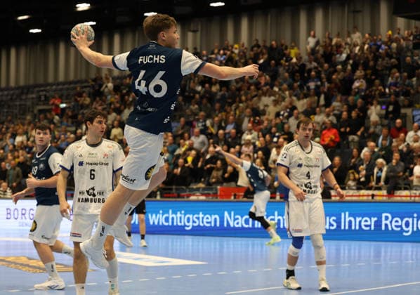 Beim Wurf Julian Fuchs (Bergischer HC 46) im Hintergrund v.l. Aron Seesing (Bergischer HC 49), Elias Kofler (Handball Sportverein Hamburg 06), Andreas Magaard (Handball Sportverein Hamburg 04) Bergischer HC 06 vs. Handball Sportverein Hamburg, 14. Spieltag, Handball, DAIKIN HBL, Spielzeit 2025 2026, 30.11.2025 Bergischer HC 06 vs. Handball Sportverein Hamburg, 14. Spieltag, Handball, DAIKIN HBL, Spielzeit 2025 2026, 30.11.2025 Duesseldorf Copyright: xEibner-Pressefoto ThomasxStoeckerx EP_TSR