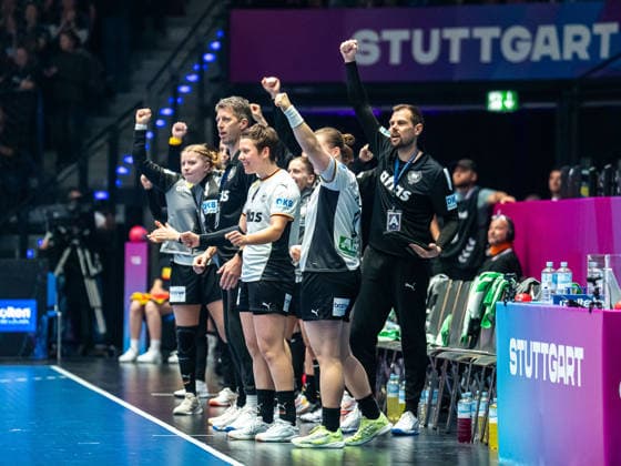 Jubel auf der deutschen Bank, Deutschland vs. Serbien, Handball, Weltmeisterschaft, Frauen, Spielzeit 2025 2026, 30.11.2025, Deutschland vs. Serbien, Handball, Weltmeisterschaft, Frauen, Spielzeit 2025 2026, 30.11.2025 Stuttgart Copyright: xEibner-Pressefoto MichaelxSchmidx EP_MST
