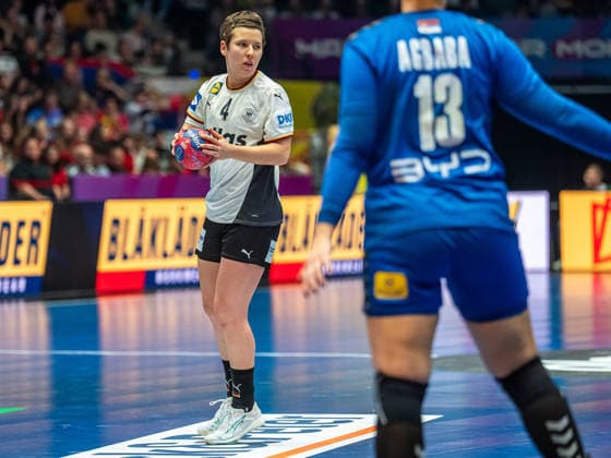 Alina Grijseels (Deutschland, 04) am Ball, Deutschland vs. Serbien, Handball, Weltmeisterschaft, Frauen, Spielzeit 2025 2026, 30.11.2025, Deutschland vs. Serbien, Handball, Weltmeisterschaft, Frauen, Spielzeit 2025 2026, 30.11.2025 Stuttgart Copyright: xEibner-Pressefoto MichaelxSchmidx EP_MST