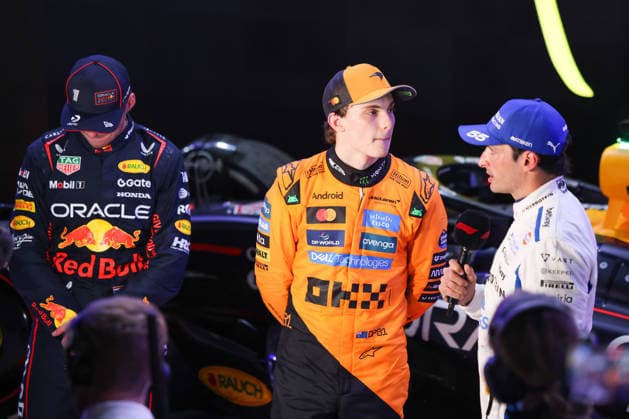 Max Verstappen (Oracle Red Bull Racing, 01), Oscar Piastri (McLaren Formula 1 Team, 81), Carlos Sainz (Atlassian Williams Racing, 55), Parc Ferme, Rennen, QAT, Formel 1 Weltmeisterschaft, Qatar Grand Prix, Doha, Lusail, Lusail International Circuit, Sunday, Race Day, 30.11.2025 QAT, Formel 1 Weltmeisterschaft, Qatar Grand Prix, Doha, Lusail, Lusail International Circuit, Sunday, Race Day, 30.11.2025 Doha Copyright: xEibner-Pressefoto AnnikaxGrafx EP_AGF