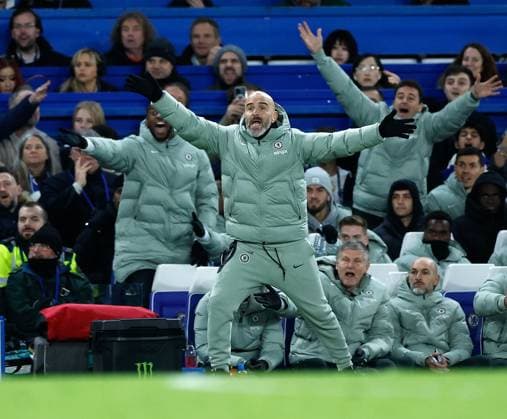 Enzo Maresca the Chelsea manager appeals on the sidelines Chelsea v Arsenall, Football, Premier League, Stamford Bridge Stadium, London, UK, 30 11 25 EDITORIAL USE ONLY No use with unauthorised audio, video, data, fixture lists (outside the EU), club league logos or live services. Online in-match use limited to 45 images (+15 in extra time). No use to emulate moving images. No use in betting, games or Copyright: xMattxImpey Shutterstockx 15993964ao