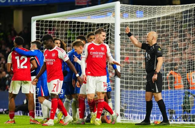 Anthony Taylor books Viktor Gyokeres of Arsenal after he slid into Chelsea goalkeeper Robert Sanchez Chelsea v Arsenal, Premier League, Football, Stamford Bridge, London, UK - 30 Nov 2025London Stamford Bridge United Kingdom EDITORIAL USE ONLY No use with unauthorised audio, video, data, fixture lists, club league logos or live services. Online in-match use limited to 120 images, no video emulation. No use in betting, games or single club league player publications. Copyright: xJavierxGarcia Shutterstockx 15941788bh
