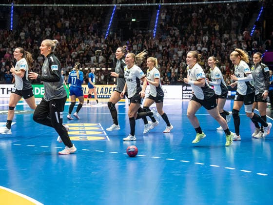 Grosser Jubel bei der deutschen Mannschaft nach dem Sieg, Deutschland vs. Serbien, Handball, Weltmeisterschaft, Frauen, Spielzeit 2025 2026, 30.11.2025, Deutschland vs. Serbien, Handball, Weltmeisterschaft, Frauen, Spielzeit 2025 2026, 30.11.2025 Stuttgart Copyright: xEibner-Pressefoto MichaelxSchmidx EP_MST