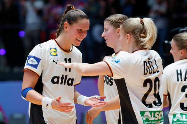 l.-r.: Xenia Smits (DHB, 11) and Antje Doell (DHB, 29), celebrates after the victory against Serbia, 30.11.2025, 27TH IHF Womens Handball World Championship, WM, Weltmeisterschaft 2025, Germany - Serbia, GER, Stuttgart, Porsche Arena Copyright: HMBxMedia xHeikoxBecker