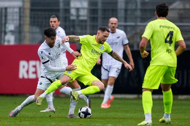v.li.: David Mamutovic (SVS, 7), Lukas Kiefer (Kickers, 28), Zweikampf, Spielszene, Duell, duel, tackle, tackling, Dynamik, Action, Aktion, 30.11.2025, Sandhausen (Deutschland), Fussball, Regionalliga Südwest, SV Sandhausen - SV Stuttgarter Kickers