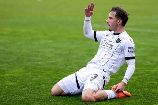 Torschütze Louis Kolbe (SVS, 3), Spieler vom SV Sandhausen (SVS), jubelt über das Tor zum 2:1, Jubel, jubeln, Torjubel, Torerfolg, celebrate the goal, goal, celebration, jubelt ueber das Tor, Freuen, Freude, freut sich, optimistisch, positiv, Spielszene, Highlight, Freisteller, Ganzkörper, Einzelbild, Einzelfoto, Aktion, Action, salutiert den Fans, Salutieren, 30.11.2025, Sandhausen (Deutschland), Fussball, Regionalliga Südwest, SV Sandhausen - SV Stuttgarter Kickers