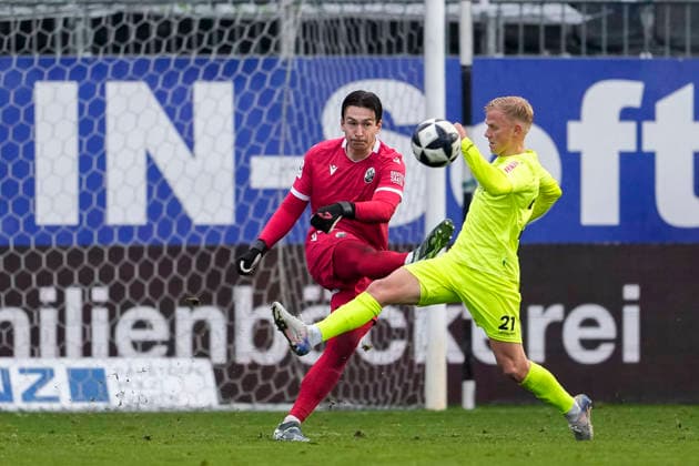 v.li.: Lukas Schneller (Torwart, SVS, 31), Per Lockl (Kickers, 21), Zweikampf, Spielszene, Duell, duel, tackle, tackling, Dynamik, Action, Aktion, im Strafraum, Strafraumszene, 30.11.2025, Sandhausen (Deutschland), Fussball, Regionalliga Südwest, SV Sandhausen - SV Stuttgarter Kickers