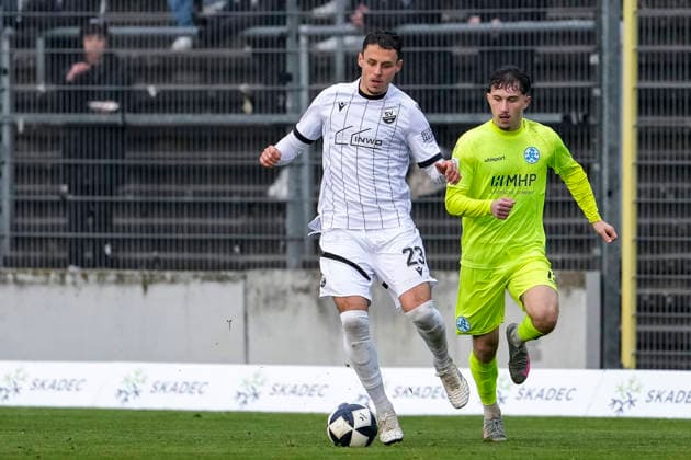 v.li.: Teoman Akmestanli (SVS, 23), Nevio Schembri (Kickers, 13), Zweikampf, Spielszene, Duell, duel, tackle, tackling, Dynamik, Action, Aktion, 30.11.2025, Sandhausen (Deutschland), Fussball, Regionalliga Südwest, SV Sandhausen - SV Stuttgarter Kickers