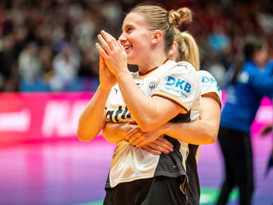 Alexia Hauf (Deutschland, 31) ffreut sich mit Antje Doell (Deutschland, 29), Deutschland vs. Serbien, Handball, Weltmeisterschaft, Frauen, Spielzeit 2025 2026, 30.11.2025, Deutschland vs. Serbien, Handball, Weltmeisterschaft, Frauen, Spielzeit 2025 2026, 30.11.2025 Stuttgart Copyright: xEibner-Pressefoto MichaelxSchmidx EP_MST