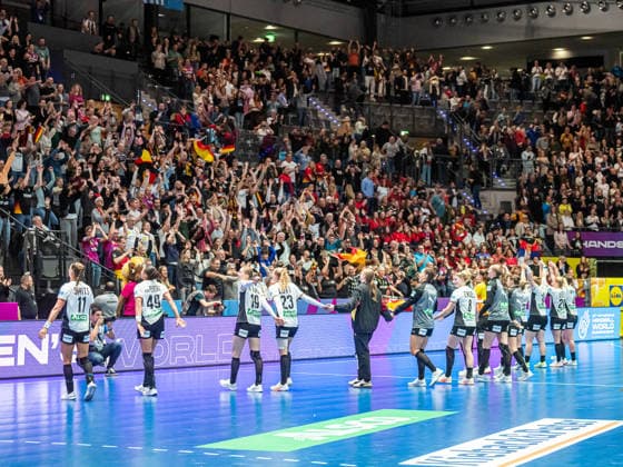 Die deutsche Mannschaft feiert mit den Fans, Deutschland vs. Serbien, Handball, Weltmeisterschaft, Frauen, Spielzeit 2025 2026, 30.11.2025, Deutschland vs. Serbien, Handball, Weltmeisterschaft, Frauen, Spielzeit 2025 2026, 30.11.2025 Stuttgart Copyright: xEibner-Pressefoto MichaelxSchmidx EP_MST