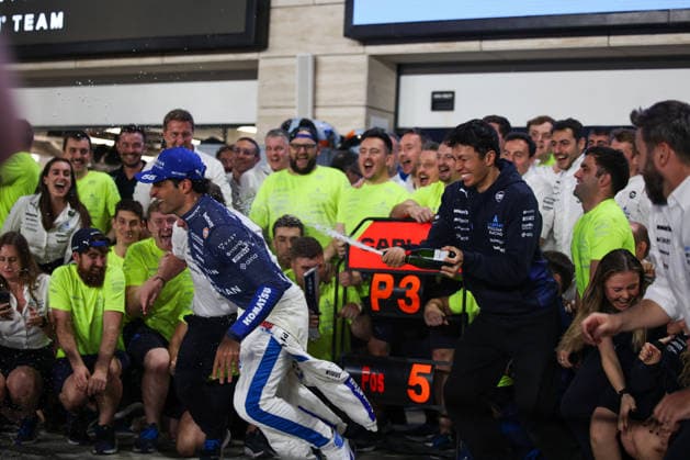 James Vowles (Teamchef, Atlassian Williams Racing), Carlos Sainz (Atlassian Williams Racing, 55), Alexander Albon (Atlassian Williams Racing, 23), Williams Racing, Post race, Team Celebrations, Podium Feier, QAT, Formel 1 Weltmeisterschaft, Qatar Grand Prix, Doha, Lusail, Lusail International Circuit, Sunday, Race Day, 30.11.2025 QAT, Formel 1 Weltmeisterschaft, Qatar Grand Prix, Doha, Lusail, Lusail International Circuit, Sunday, Race Day, 30.11.2025 Doha Copyright: xEibner-Pressefoto AnnikaxGrafx EP_AGF