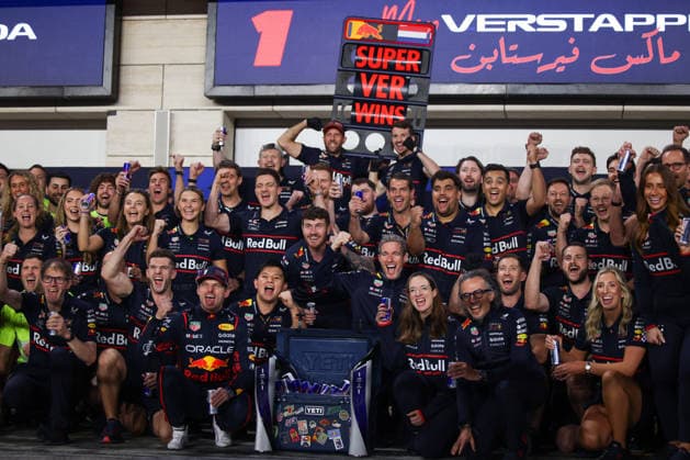 Laurent Mekies (Teamchef, Oracle Red Bull Racing), Max Verstappen (Oracle Red Bull Racing, 01), Hannah Schmitz (Chefstrategin), Red Bull Racing, Post race, Team Celebrations, Podium Feier, QAT, Formel 1 Weltmeisterschaft, Qatar Grand Prix, Doha, Lusail, Lusail International Circuit, Sunday, Race Day, 30.11.2025 QAT, Formel 1 Weltmeisterschaft, Qatar Grand Prix, Doha, Lusail, Lusail International Circuit, Sunday, Race Day, 30.11.2025 Doha Copyright: xEibner-Pressefoto AnnikaxGrafx EP_AGF