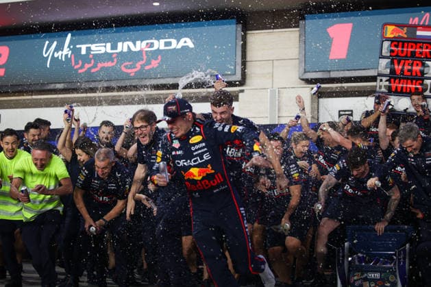 Laurent Mekies (Teamchef, Oracle Red Bull Racing), Max Verstappen (Oracle Red Bull Racing, 01), Hannah Schmitz (Chefstrategin), Red Bull Racing, Post race, Team Celebrations, Podium Feier, QAT, Formel 1 Weltmeisterschaft, Qatar Grand Prix, Doha, Lusail, Lusail International Circuit, Sunday, Race Day, 30.11.2025 QAT, Formel 1 Weltmeisterschaft, Qatar Grand Prix, Doha, Lusail, Lusail International Circuit, Sunday, Race Day, 30.11.2025 Doha Copyright: xEibner-Pressefoto AnnikaxGrafx EP_AGF