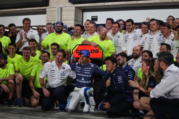 James Vowles (Teamchef, Atlassian Williams Racing), Carlos Sainz (Atlassian Williams Racing, 55), Alexander Albon (Atlassian Williams Racing, 23), Williams Racing, Post race, Team Celebrations, Podium Feier, QAT, Formel 1 Weltmeisterschaft, Qatar Grand Prix, Doha, Lusail, Lusail International Circuit, Sunday, Race Day, 30.11.2025 QAT, Formel 1 Weltmeisterschaft, Qatar Grand Prix, Doha, Lusail, Lusail International Circuit, Sunday, Race Day, 30.11.2025 Doha Copyright: xEibner-Pressefoto AnnikaxGrafx EP_AGF