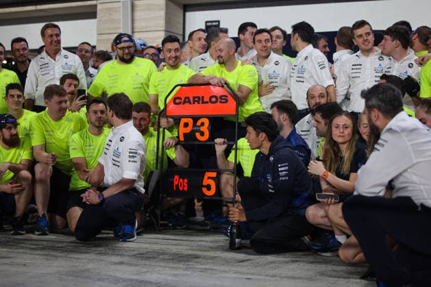 James Vowles (Teamchef, Atlassian Williams Racing), Carlos Sainz (Atlassian Williams Racing, 55), Alexander Albon (Atlassian Williams Racing, 23), Williams Racing, Post race, Team Celebrations, Podium Feier, QAT, Formel 1 Weltmeisterschaft, Qatar Grand Prix, Doha, Lusail, Lusail International Circuit, Sunday, Race Day, 30.11.2025 QAT, Formel 1 Weltmeisterschaft, Qatar Grand Prix, Doha, Lusail, Lusail International Circuit, Sunday, Race Day, 30.11.2025 Doha Copyright: xEibner-Pressefoto AnnikaxGrafx EP_AGF
