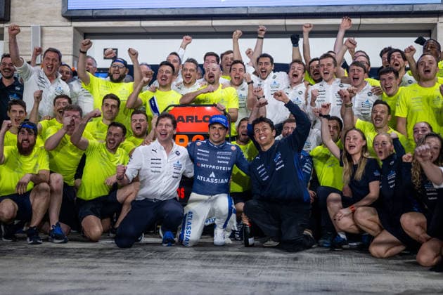Carlos Sainz (Atlassian Williams Racing, Spanien, 55), James Vowles (Atlassian Williams Racing, Teamchef), Alexander Albon (Atlassian Williams Racing, Thailand, 23) und Team jubeln in der Boxengasse beim Teamfoto Celebration ueber Platz 3 auf dem Podium, QTR, Formel 1 Weltmeisterschaft, Qatar Grand Prix, Lusail International Circuit, Rennen, 30.11.2025 QTR, Formel 1 Weltmeisterschaft, Qatar Grand Prix, Lusail International Circuit, Rennen, 30.11.2025 Lusail Copyright: xEibner-Pressefoto Memmlerx EP_MMR