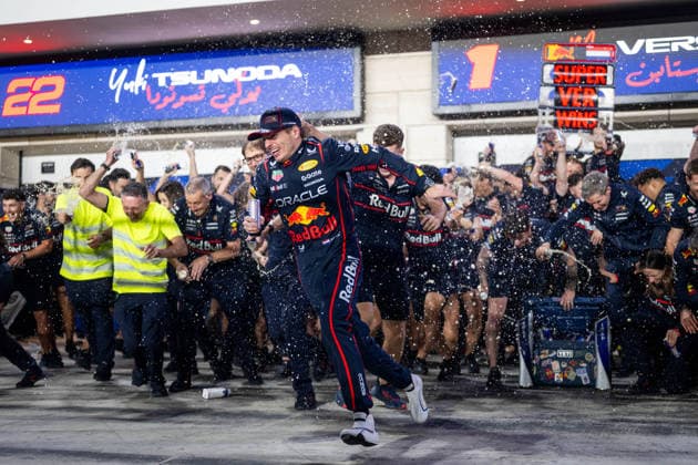 Max Verstappen (Oracle Red Bull Racing, Niederlande, 01) und Team jubeln beim Teamfoto Celebration in der Boxengasse ueber den Sieg und spritzen Redbull, QTR, Formel 1 Weltmeisterschaft, Qatar Grand Prix, Lusail International Circuit, Rennen, 30.11.2025 QTR, Formel 1 Weltmeisterschaft, Qatar Grand Prix, Lusail International Circuit, Rennen, 30.11.2025 Lusail Copyright: xEibner-Pressefoto Memmlerx EP_MMR