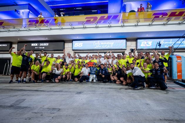 Carlos Sainz (Atlassian Williams Racing, Spanien, 55), Alexander Albon (Atlassian Williams Racing, Thailand, 23), James Vowles (Atlassian Williams Racing, Teamchef) und Team jubeln in der Boxengasse beim Teamfoto Celebration ueber Platz 3 auf dem Podium, QTR, Formel 1 Weltmeisterschaft, Qatar Grand Prix, Lusail International Circuit, Rennen, 30.11.2025 QTR, Formel 1 Weltmeisterschaft, Qatar Grand Prix, Lusail International Circuit, Rennen, 30.11.2025 Lusail Copyright: xEibner-Pressefoto Memmlerx EP_MMR
