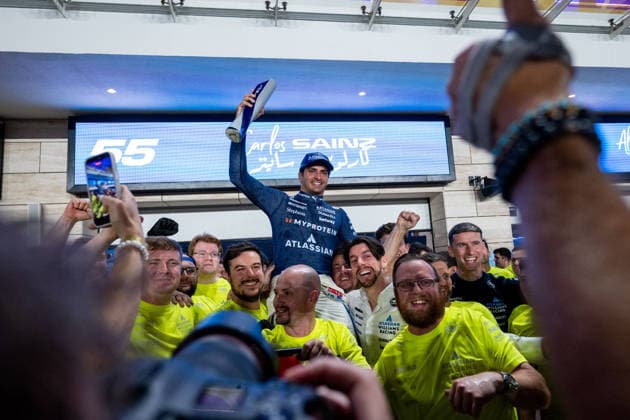 Carlos Sainz (Atlassian Williams Racing, Spanien, 55) und Team jubeln in der Boxengasse beim Teamfoto Celebration ueber Platz 3 auf dem Podium, QTR, Formel 1 Weltmeisterschaft, Qatar Grand Prix, Lusail International Circuit, Rennen, 30.11.2025 QTR, Formel 1 Weltmeisterschaft, Qatar Grand Prix, Lusail International Circuit, Rennen, 30.11.2025 Lusail Copyright: xEibner-Pressefoto Memmlerx EP_MMR