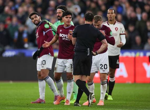 Lucas Paqueta of West Ham United is shown talking back to referee Darren England West Ham v Liverpool, Football, Premier League, London Stadium, London, UK, 30 11 25 EDITORIAL USE ONLY No use with unauthorised audio, video, data, fixture lists (outside the EU), club league logos or live services. Online in-match use limited to 45 images (+15 in extra time). No use to emulate moving images. No use in betting, games or Copyright: xAnthonyxHanc Shutterstockx 15992998dp