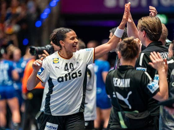 Aimee von Pereira (Deutschland, 49) freut sich nach dem klaren Sieg, Deutschland vs. Serbien, Handball, Weltmeisterschaft, Frauen, Spielzeit 2025 2026, 30.11.2025, Deutschland vs. Serbien, Handball, Weltmeisterschaft, Frauen, Spielzeit 2025 2026, 30.11.2025 Stuttgart Copyright: xEibner-Pressefoto MichaelxSchmidx EP_MST