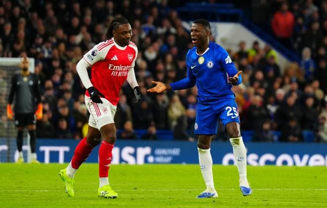 Moisàs Caicedo of Chelsea reacts towards Eberechi Eze of Arsenal Chelsea v Arsenal, Premier League, Football, Stamford Bridge, London, UK - 30 Nov 2025London Stamford Bridge United Kingdom EDITORIAL USE ONLY No use with unauthorised audio, video, data, fixture lists, club league logos or live services. Online in-match use limited to 120 images, no video emulation. No use in betting, games or single club league player publications. Copyright: xJavierxGarcia Shutterstockx 15941788bj
